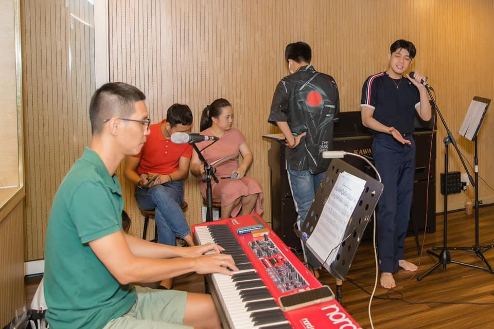 Hình ảnh tập dợt cùng ban nhạc được nam ca sĩ chia sẻ trên trang cá nhân