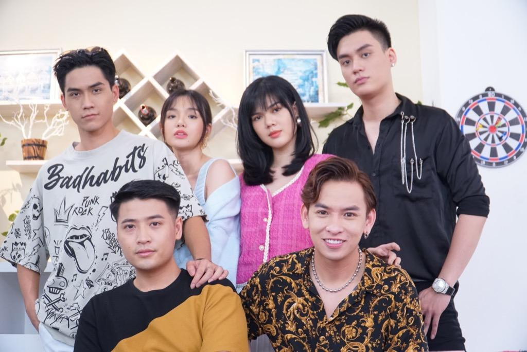 Võ Điền Gia Huy bên cạnh dàn diễn viên Hẹn hò cùng thần tượng