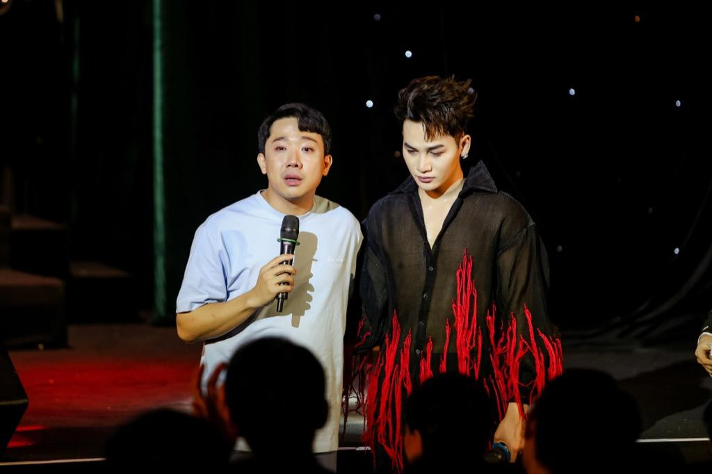 Trấn Thành không kìm được nước mắt tại buổi ra mắt MV của Ali Hoàng Dương Trấn Thành không kìm được nước mắt tại buổi ra mắt MV của Ali Hoàng Dương