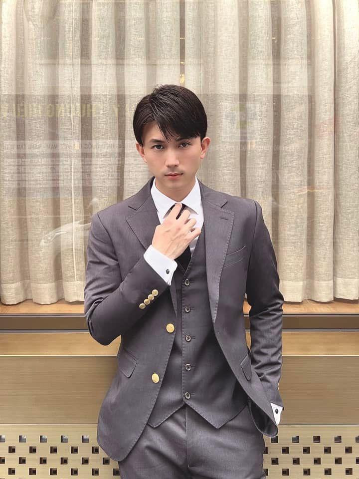 Ngoài đời, Anh Vũ có phong cách thời trang lịch lãm, nam tính