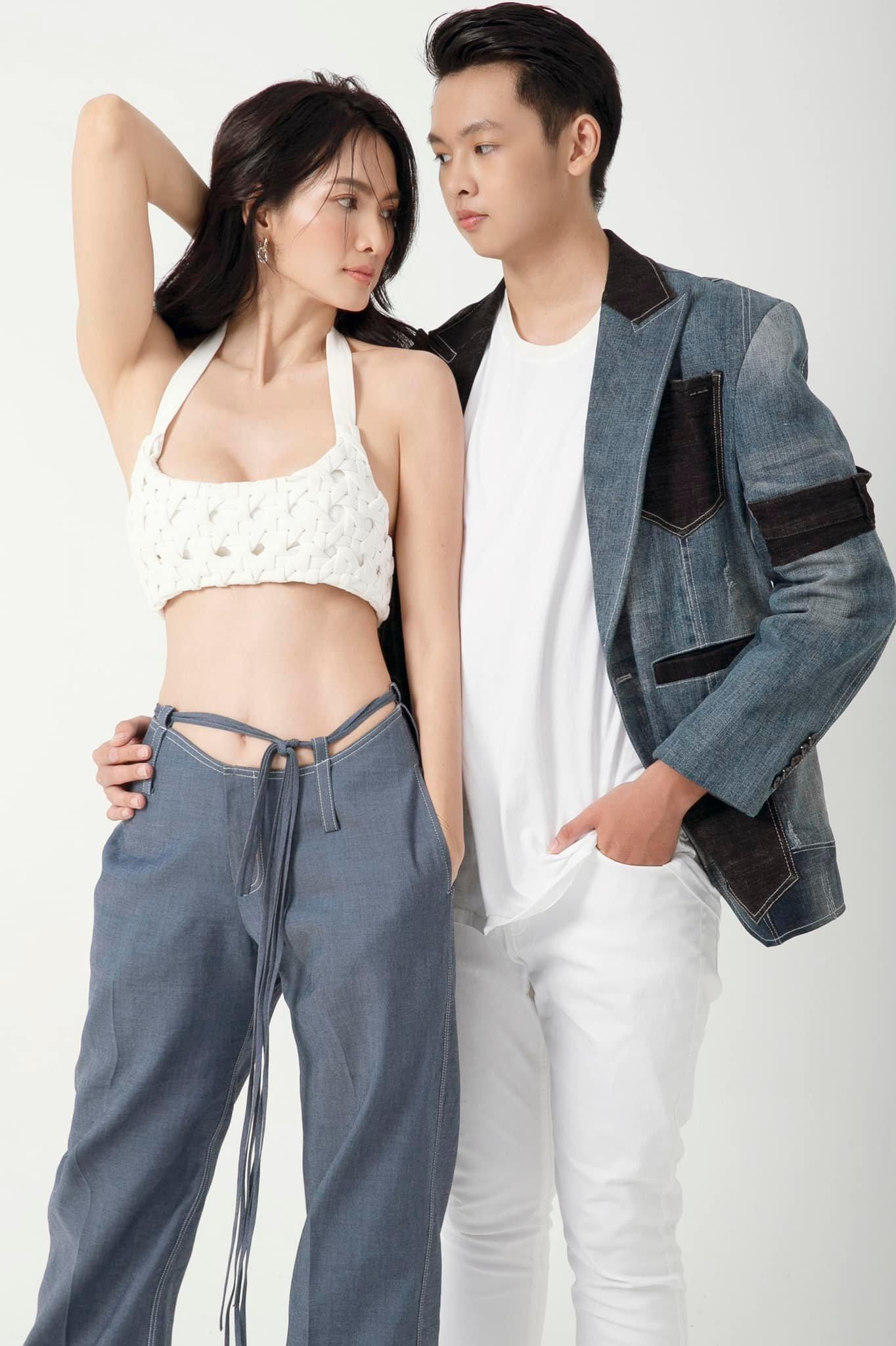 Khi đứng cạnh nhau, con trai Anh Thư còn cao hơn cả mẹ Khi đứng cạnh nhau, con trai Anh Thư còn cao hơn cả mẹ