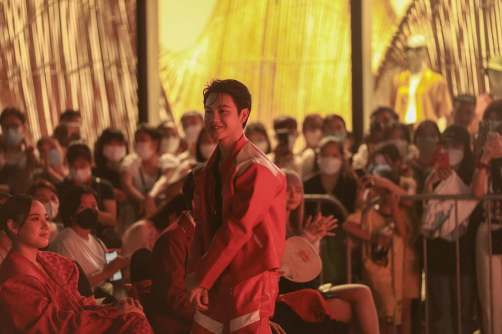 JSol và Cara đều chọn trang phục đỏ cực bắt mắt. JSol và Cara đều chọn trang phục đỏ cực bắt mắt.