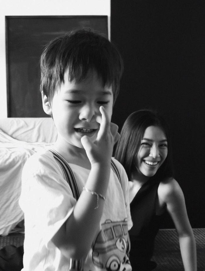 Bộ ảnh ghi lại những khoảnh khắc đời thường của hai mẹ con