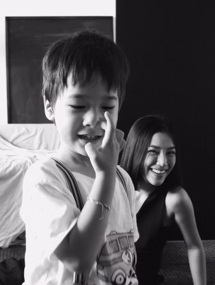 Bộ ảnh ghi lại những khoảnh khắc đời thường của hai mẹ con