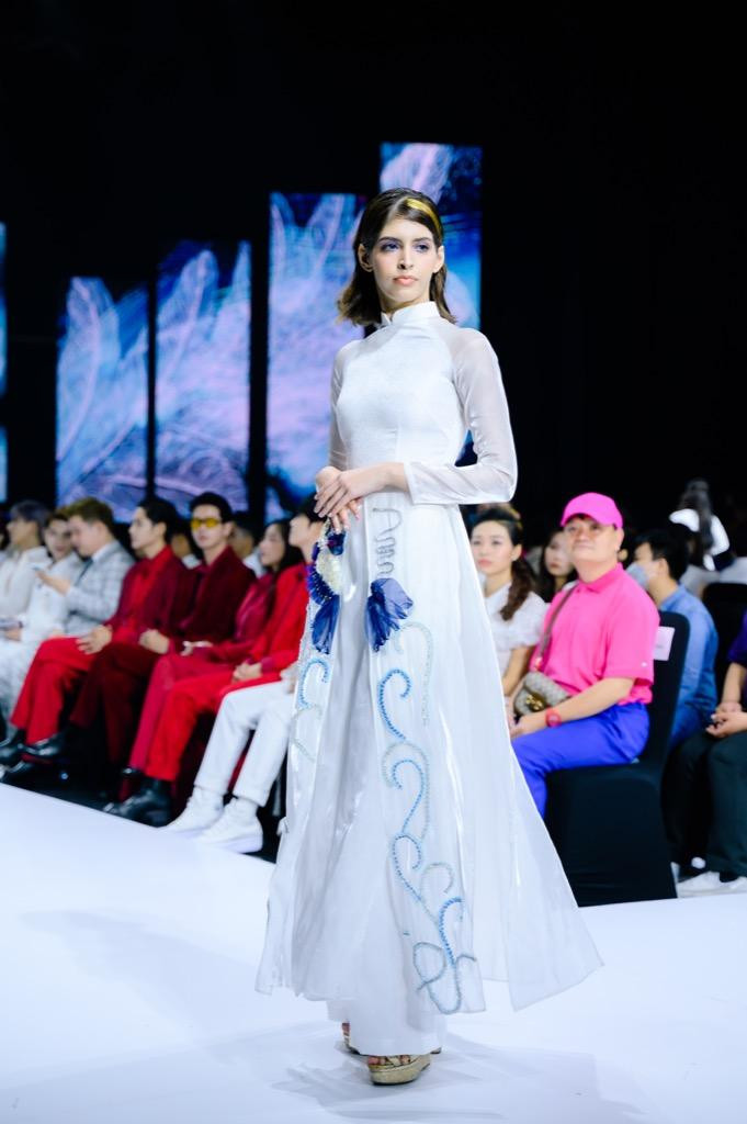 Người mẫu An Tây cũng trình diễn trong BST lần này