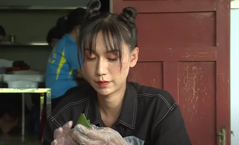 Lynk Lee chăm chú thực hiện thử thách. Lynk Lee chăm chú thực hiện thử thách.