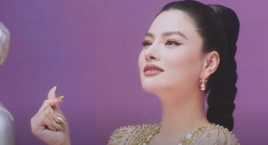 Siêu mẫu Vũ Thu Phương khoe vẻ đẹp sắc sảo trong MV.