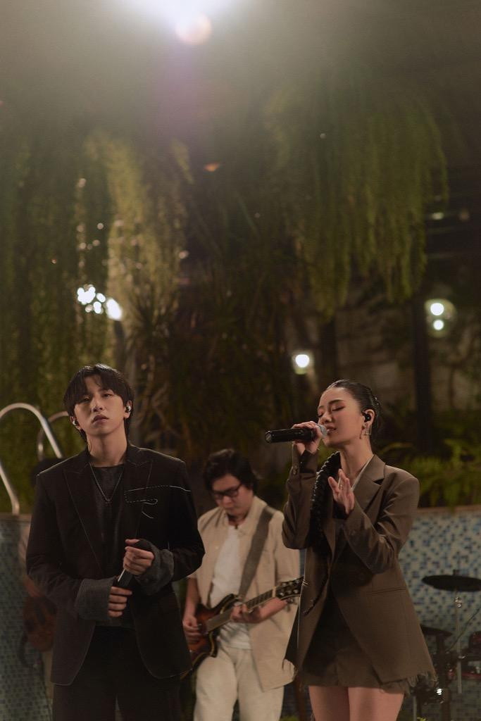 Tùng Maru hỗ trợ phần trình diễn của nữ ca sĩ