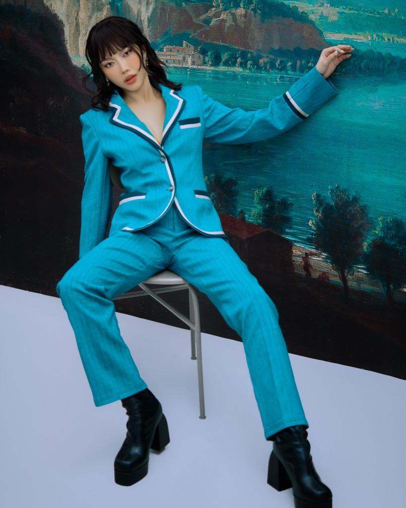 Thời trang menswear không làm khó được nữ diễn viên cá tính. Thời trang menswear không làm khó được nữ diễn viên cá tính.