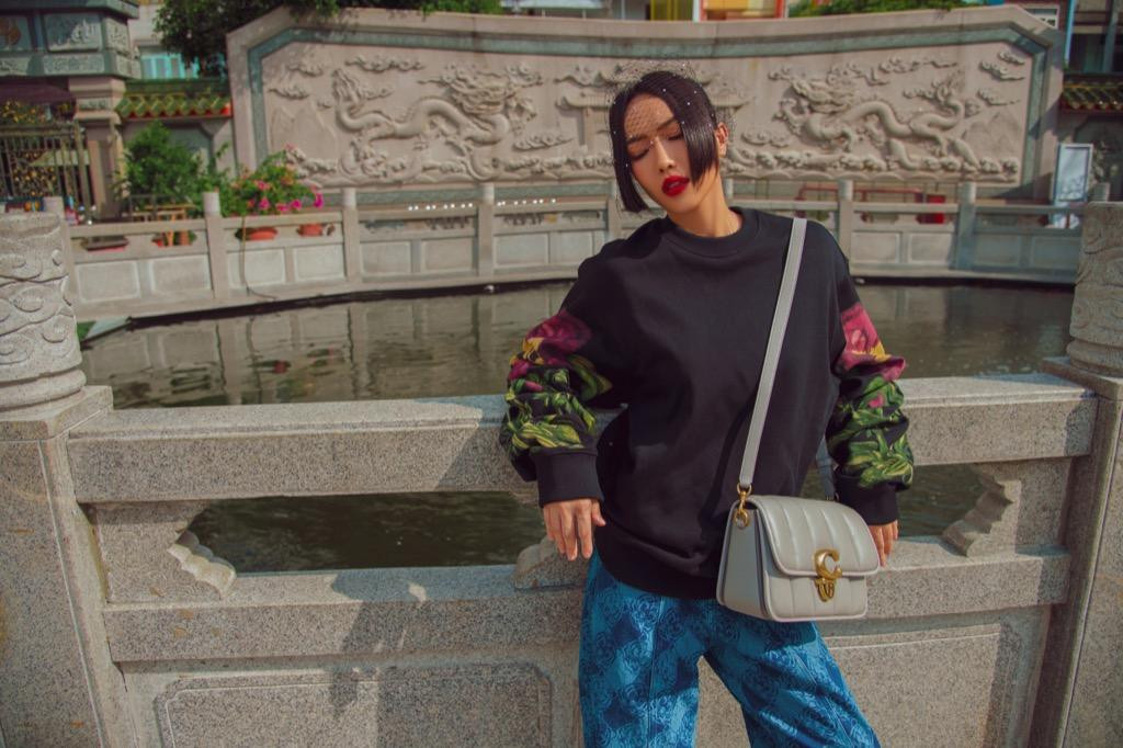 Nữ diễn viên và ê-kíp lựa chọn loạt bối cảnh hoài cổ đậm chất Á Đông.