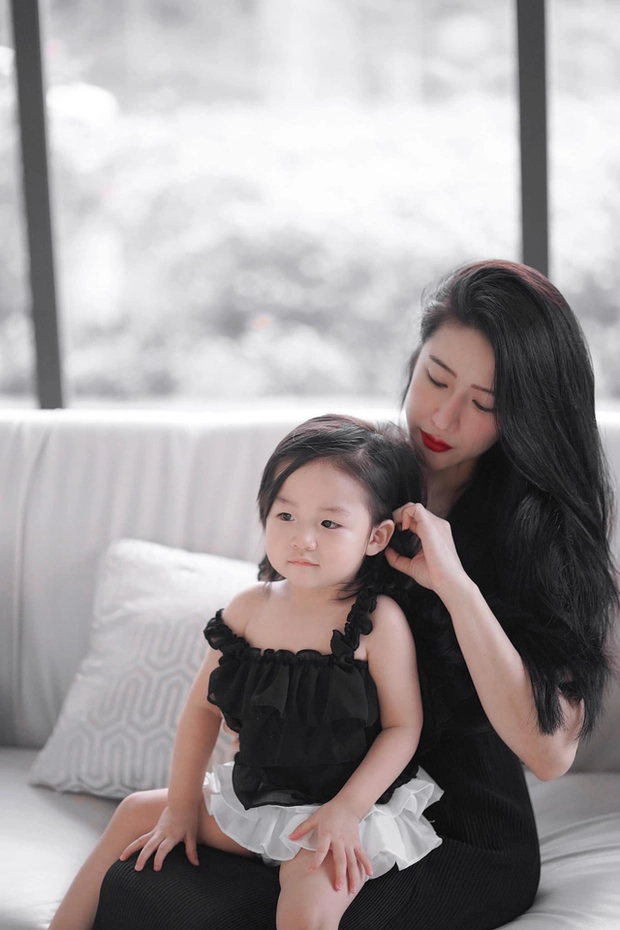 Vân Navy bên cạnh con gái nhỏ