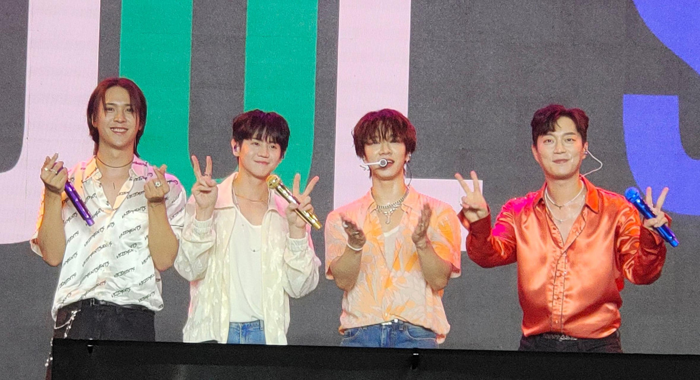 Bốn idol Dongwoon, Yoseob, Gikwang và Doojoon trên sân khấu Bốn idol Dongwoon, Yoseob, Gikwang và Doojoon trên sân khấu