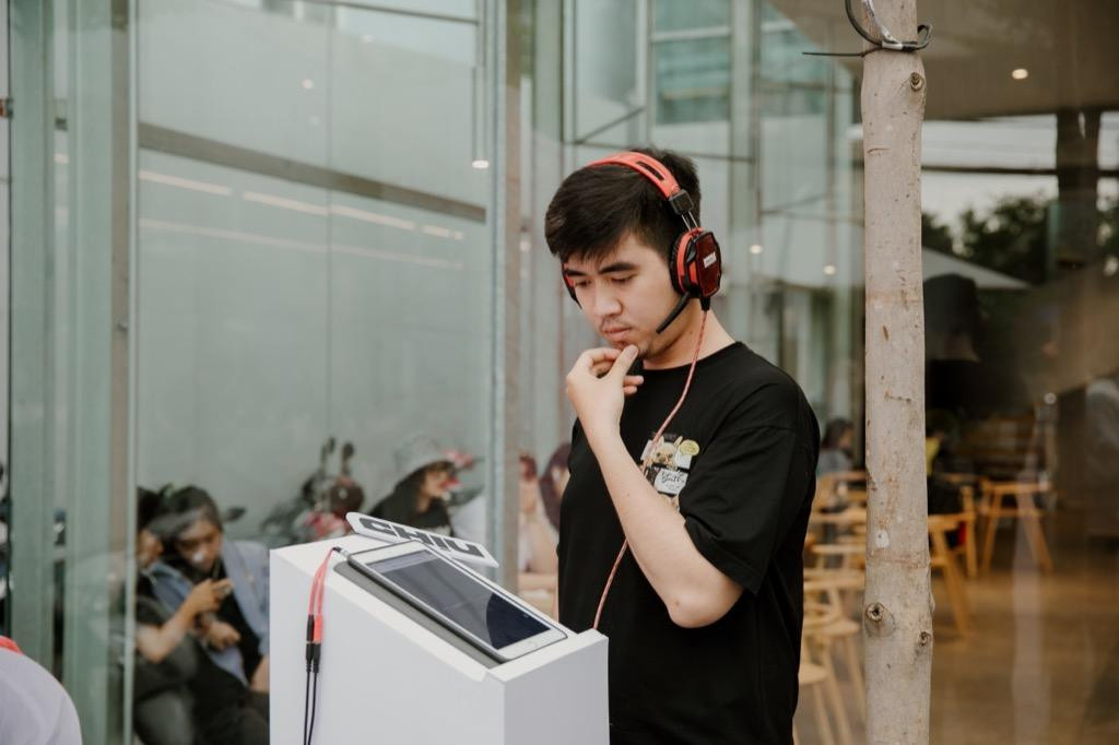 Người hâm mộ nghe thử teaser audio ca khúc Có Chơi Có Chịu. Người hâm mộ nghe thử teaser audio ca khúc Có Chơi Có Chịu.