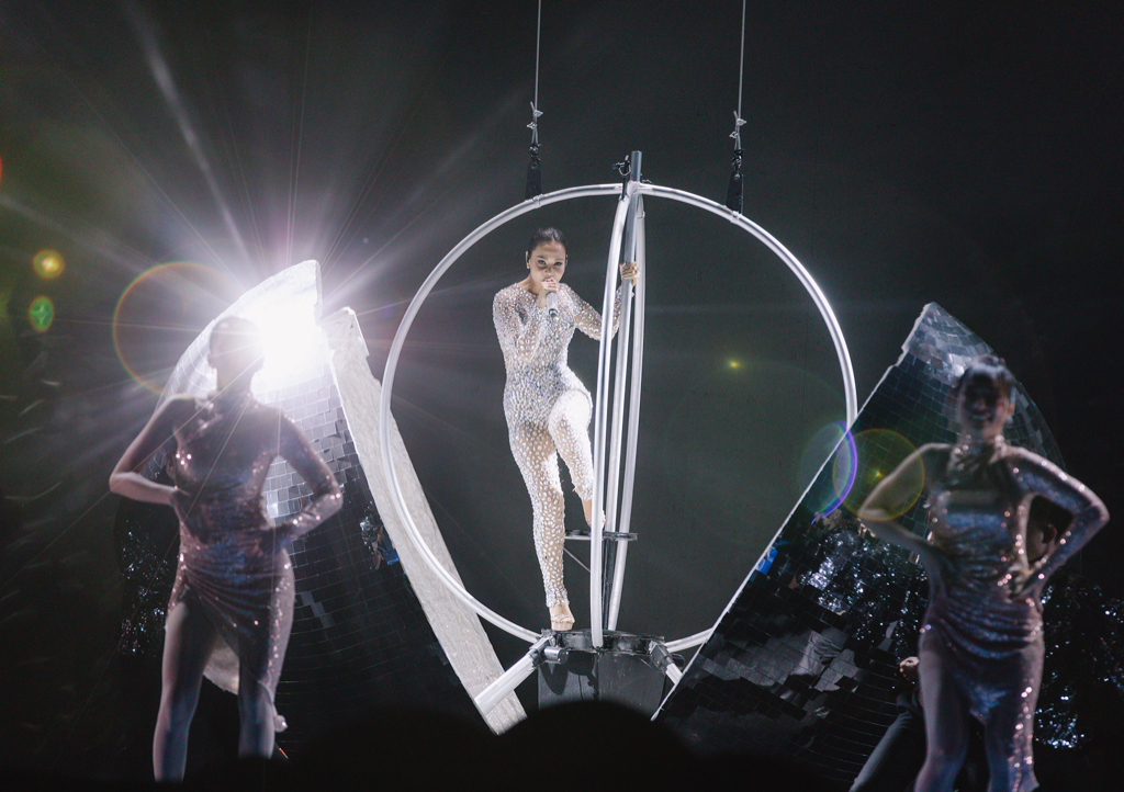 Thu Minh biến hóa trên sân khấu trong một sự kiện ở Hà Nội. Thu Minh biến hóa trên sân khấu trong một sự kiện ở Hà Nội.