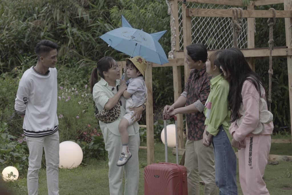 Các thiên thần nhỏ lưu luyến khi phải tạm rời xa ba mẹ Các thiên thần nhỏ lưu luyến khi phải tạm rời xa ba mẹ