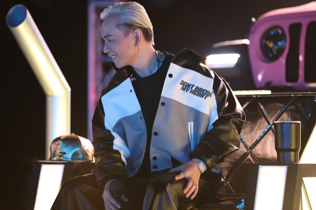 Binz diện mẫu áo khoác da trong BST Don't Break My Heart