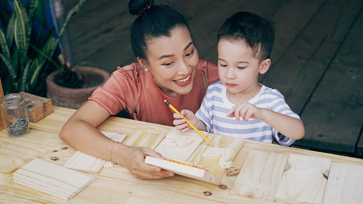 Khoảnh khắc dễ thương của Hoàng Oanh và con trai Max