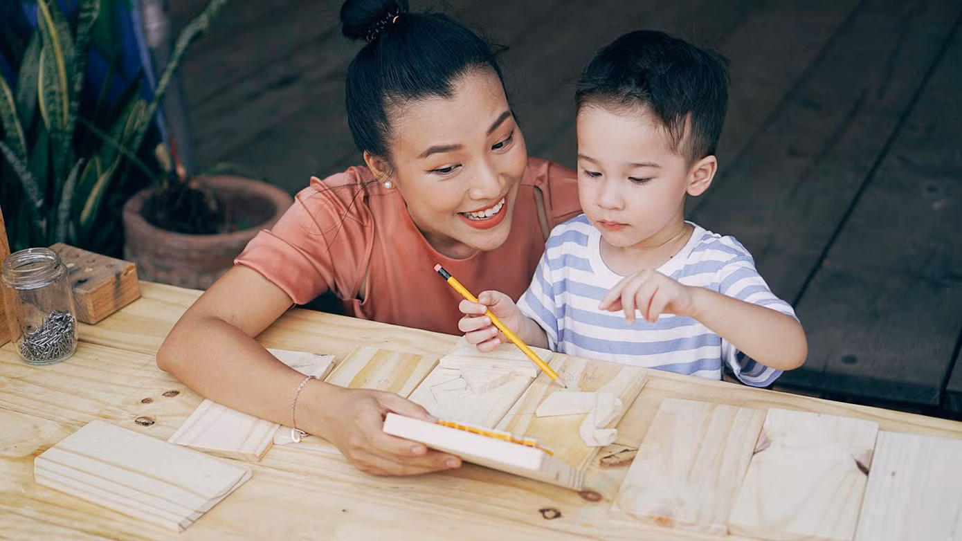Khoảnh khắc dễ thương của Hoàng Oanh và con trai Max