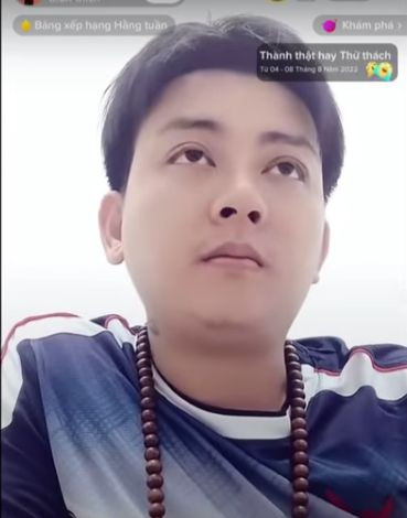 Gương mặt thẫn thờ của Hoài Lâm trên sóng livestream cách đây ít ngày Gương mặt thẫn thờ của Hoài Lâm trên sóng livestream cách đây ít ngày