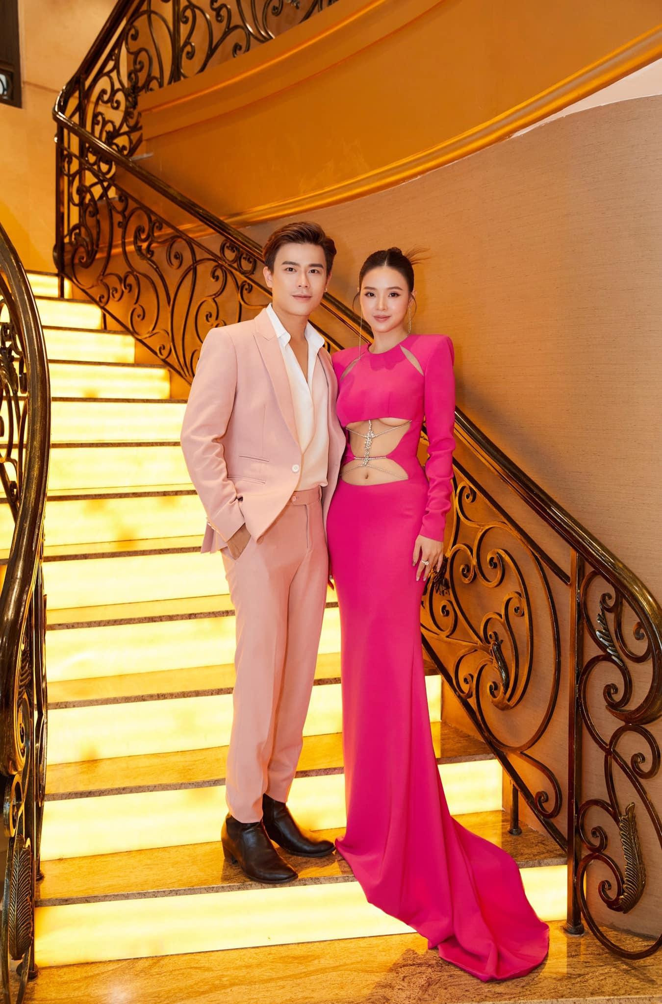 Bức ảnh được Anh Huy chia sẻ trên Facebook với lời nhắn: &quot;Đi đâu cũng được. Miễn là đi làm cùng Du là có hình đẹp ngay&quot;.