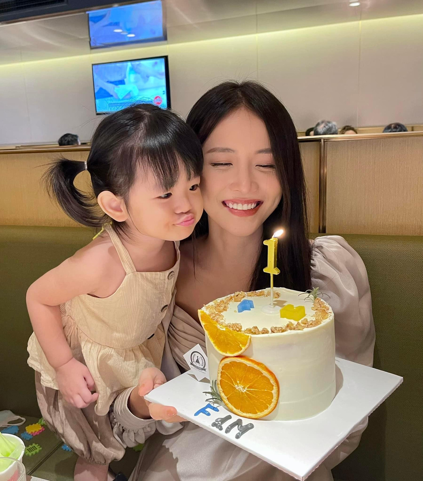 Trương Mỹ Nhân và con gái Bona Trương Mỹ Nhân và con gái Bona