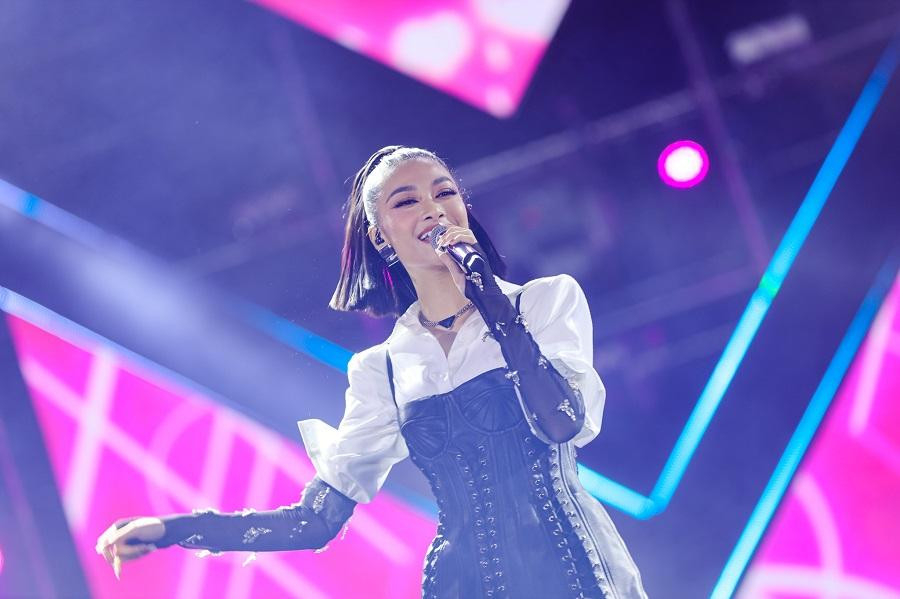 Rapper Lona trình diễn live bản rap Thích hay là yêu còn chưa biết