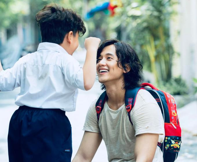 Những khoảnh khắc hai cha con tương tác với nhau khiến cho khán giả cảm nhận được sự ấm áp, đôi khi vụng về của người cha bên cạnh đứa con thơ. Những khoảnh khắc hai cha con tương tác với nhau khiến cho khán giả cảm nhận được sự ấm áp, đôi khi vụng về của người cha bên cạnh đứa con thơ.