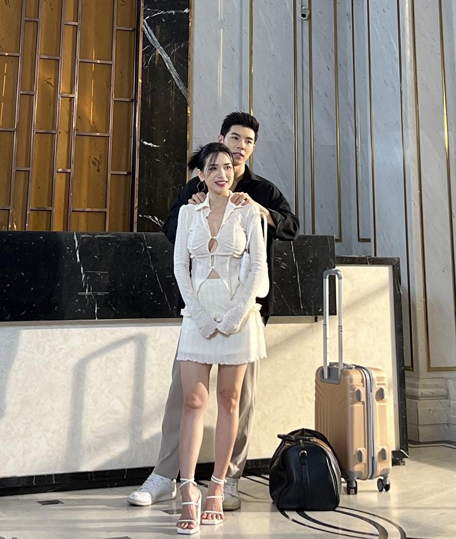 Hình ảnh "cùng nhau đi du lịch" của Sĩ Thanh và Trung Huy.