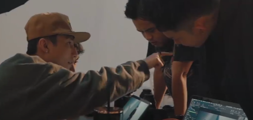 Sơn Tùng M-TP xuất hiện "nhanh như chớp" trong clip giới thiệu team của Kay Trần. Sơn Tùng M-TP xuất hiện "nhanh như chớp" trong clip giới thiệu team của Kay Trần.