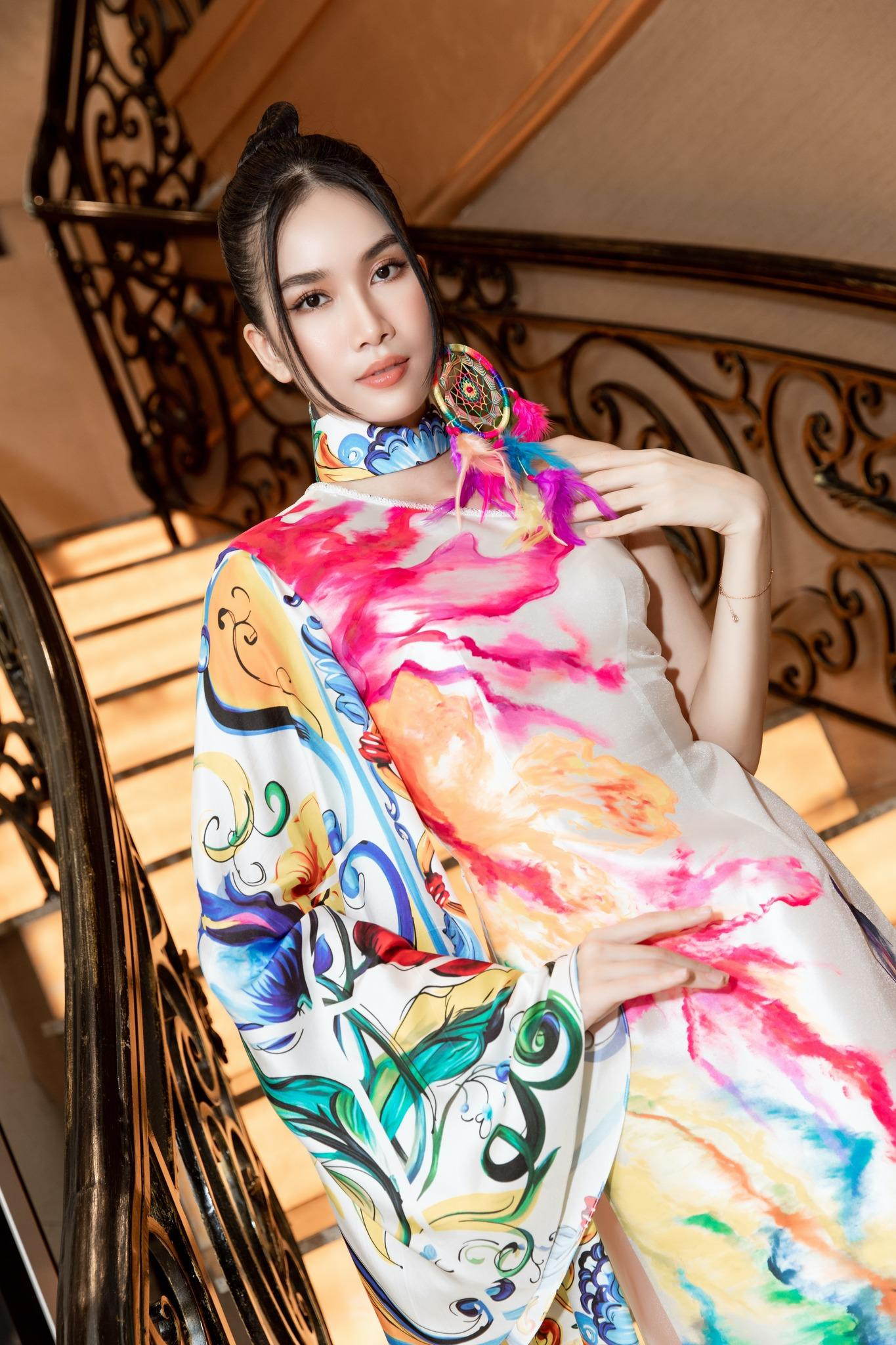 Á hậu Phương Anh tạo thiện cảm với khán giả nhờ bảng thành tích học tập sáng giá.