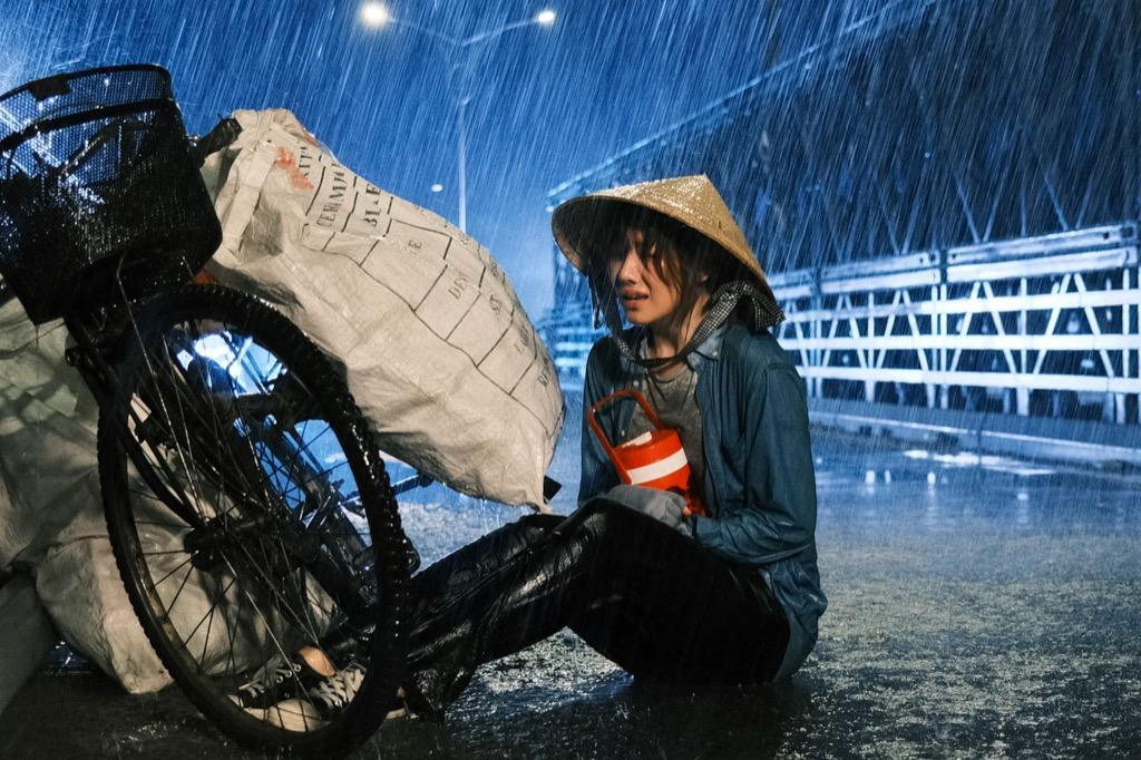 Tạo hình lam lũ, vất vả của Hari Won trong MV Tạo hình lam lũ, vất vả của Hari Won trong MV