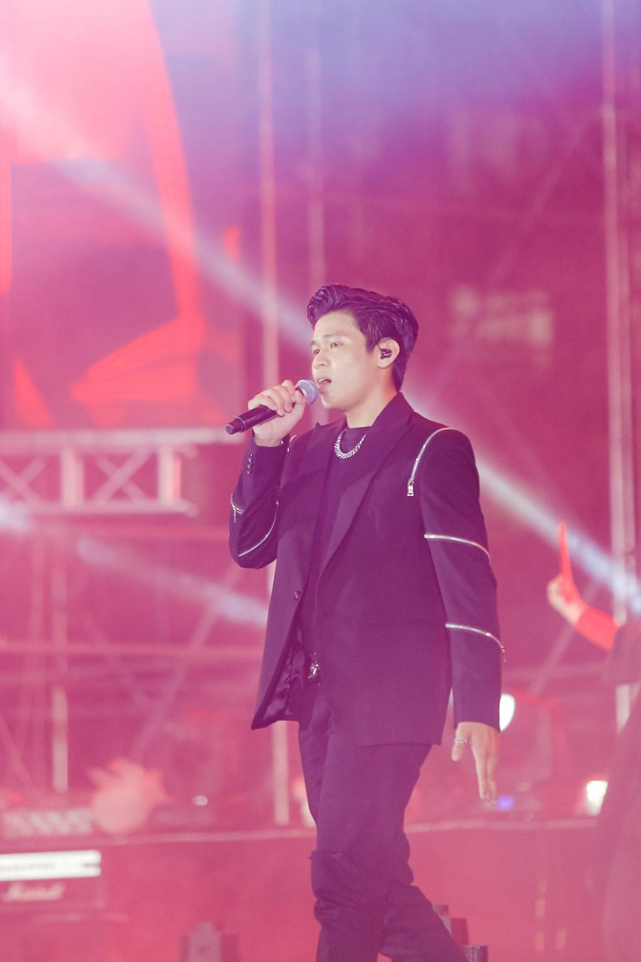 Long Nón Lá chiếm được cảm tình khán giả khi thể hiện Hồ Điệp Hoa Niên