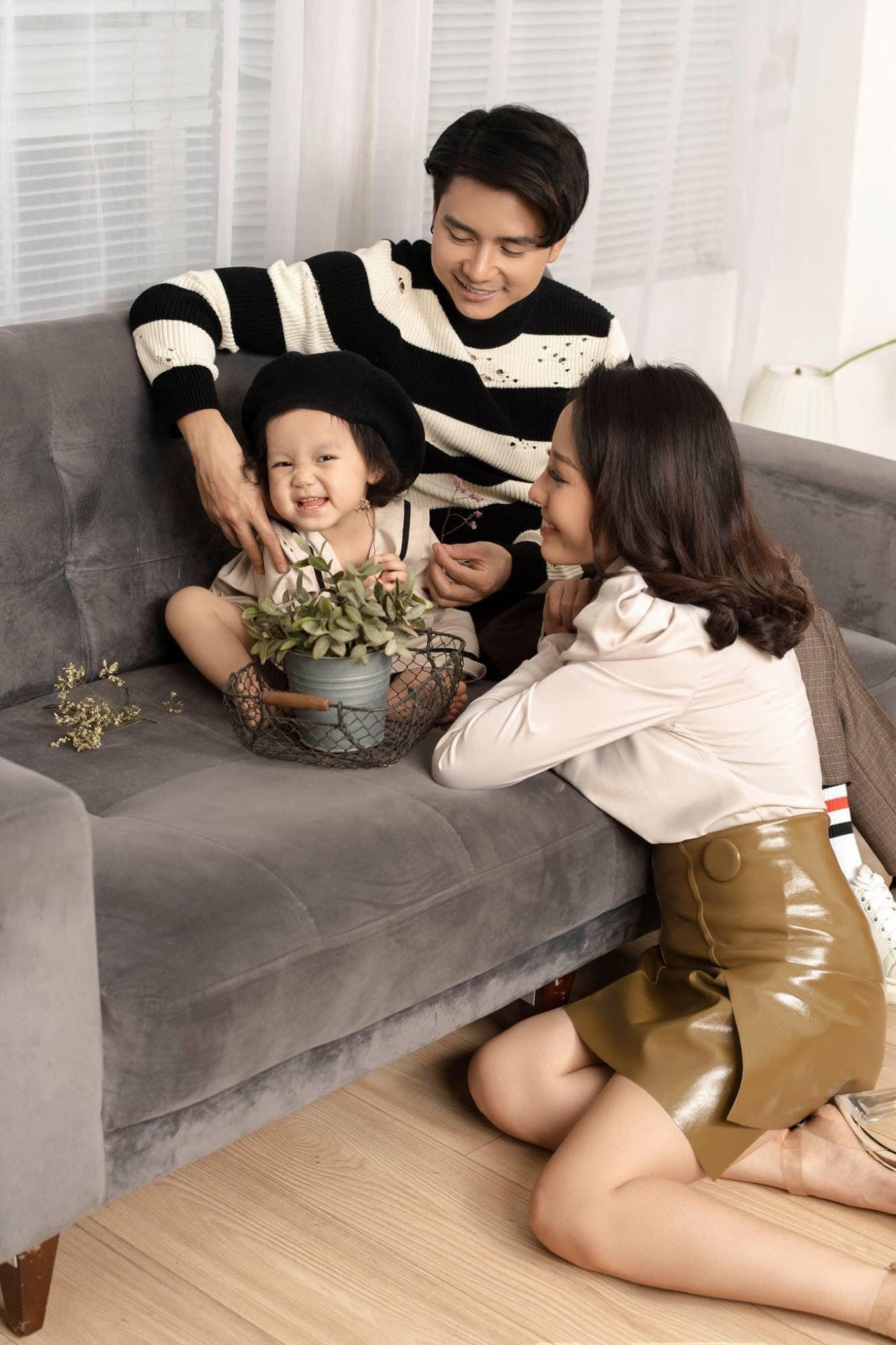 Khoảnh khắc hạnh phúc bên cạnh bà xã và con gái được Mạnh Quân chia sẻ trên trang cá nhân