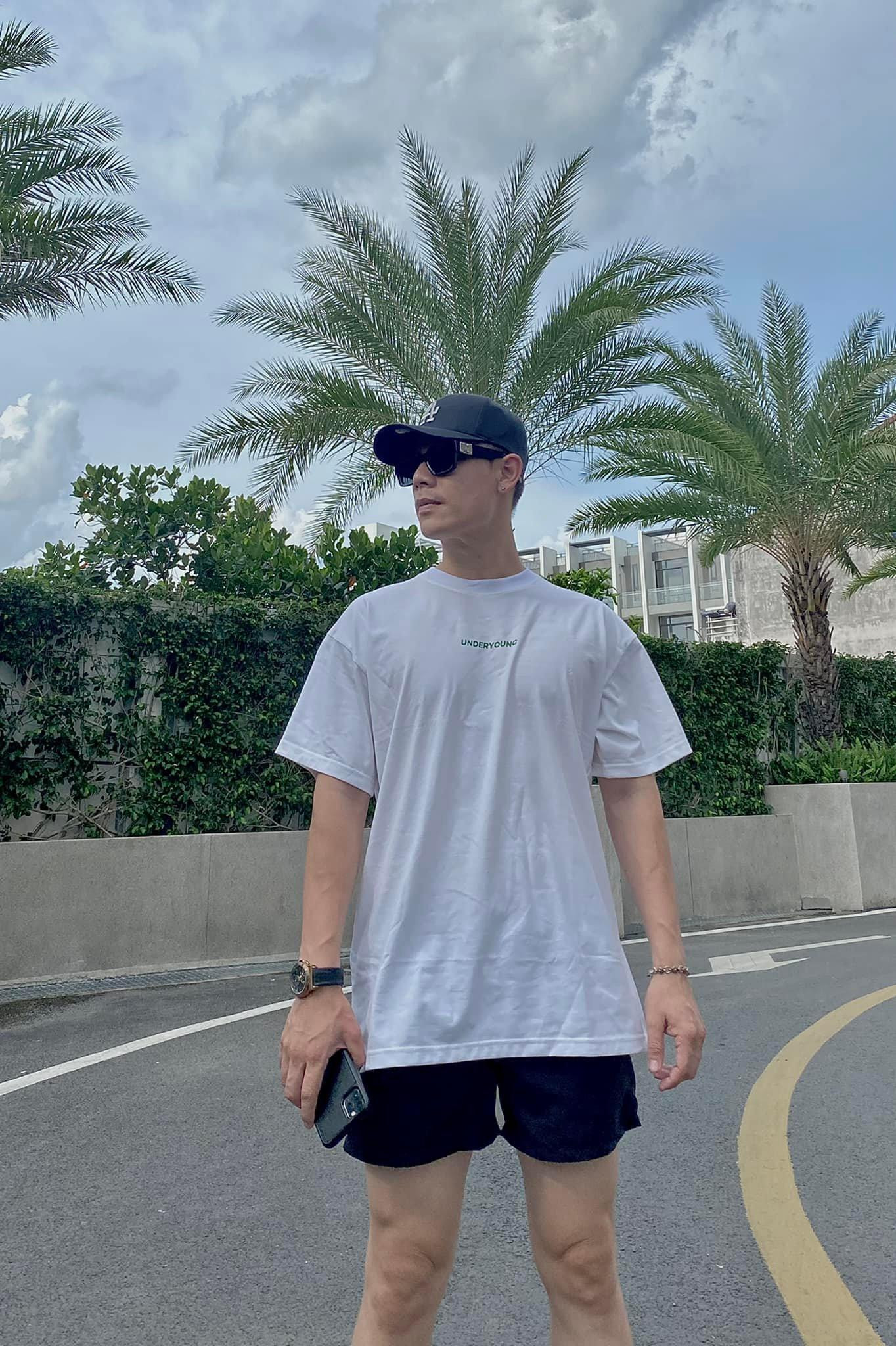 Ngoài đời, &quot;quý ông tia chớp&quot; có phong cách ăn mặc khá thoải mái và cá tính.