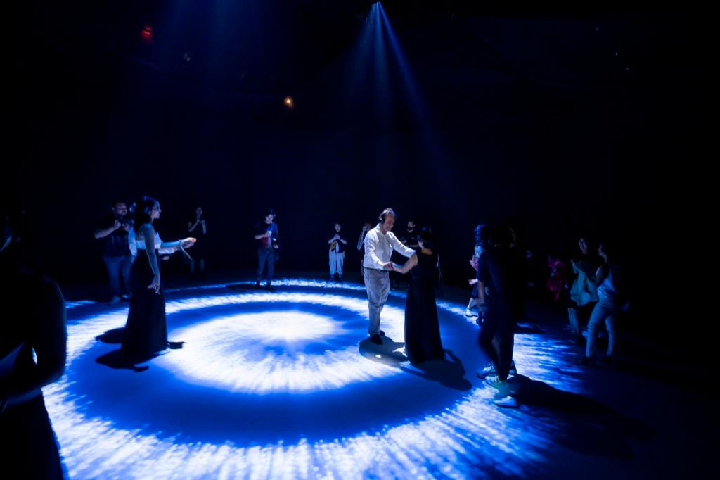 Mọi người khiêu vũ ngẫu hứng cùng nhau