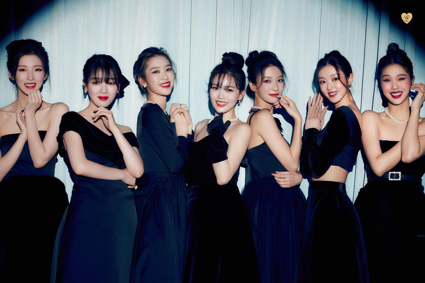 Từ trái qua: Arin, Seunghee, Jiho, Hyojung, Binnie, Yoo A và Mimi Từ trái qua: Arin, Seunghee, Jiho, Hyojung, Binnie, Yoo A và Mimi