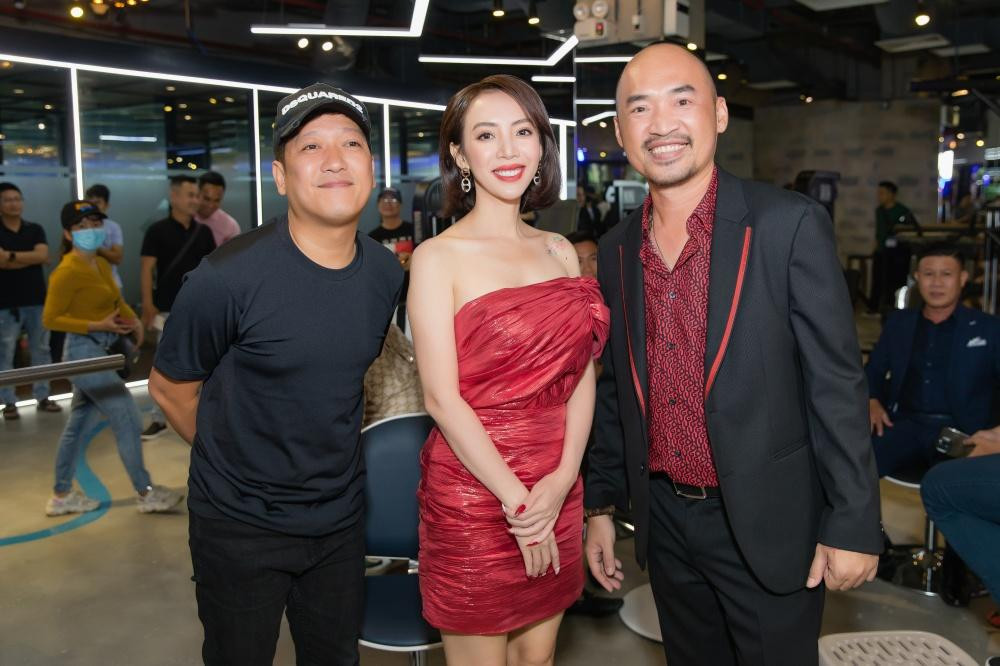 Trường Giang diện trang phục đơn giản đến chia vui cùng Tiến Luật Trường Giang diện trang phục đơn giản đến chia vui cùng Tiến Luật