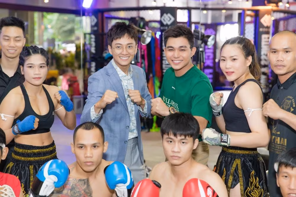 Từ trái qua: VĐV Thanh Trúc, Ngô Kiến Huy, Jun Phạm, VĐV Hồng Nga