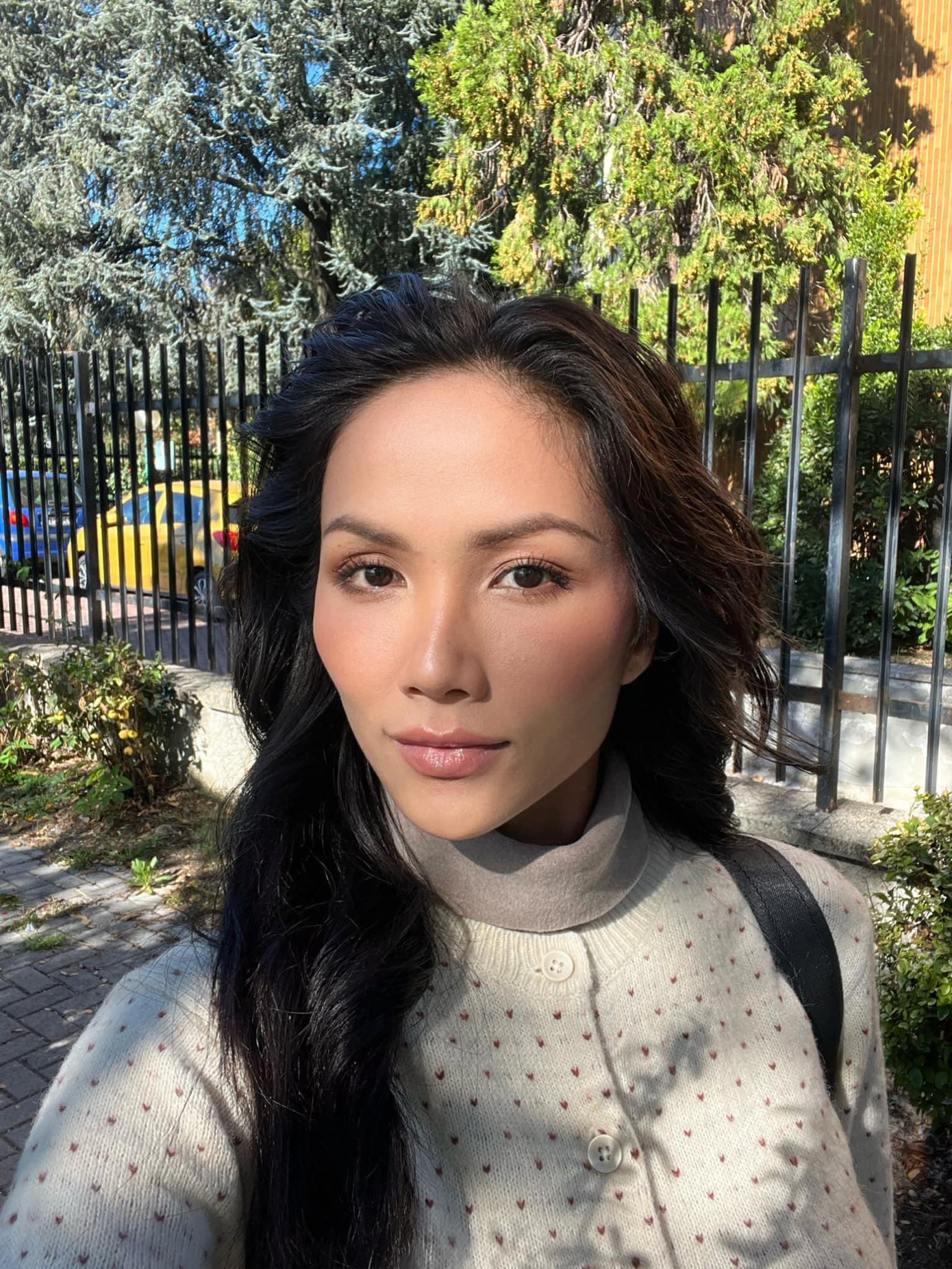 Layout make-up đơn giản giúp nàng hậu trẻ trung, tươi mới hơn.