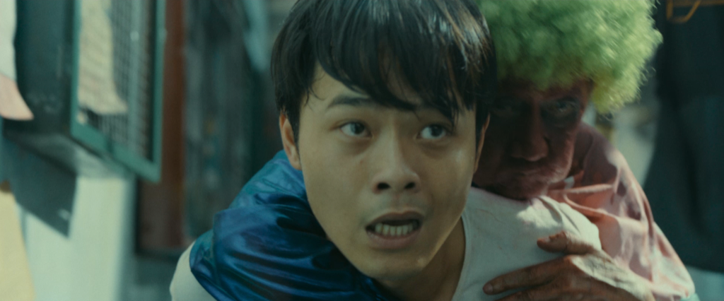 Diễn viên trẻ Huỳnh Thanh Trực và nghệ sĩ Mạc Can trong một cảnh quay