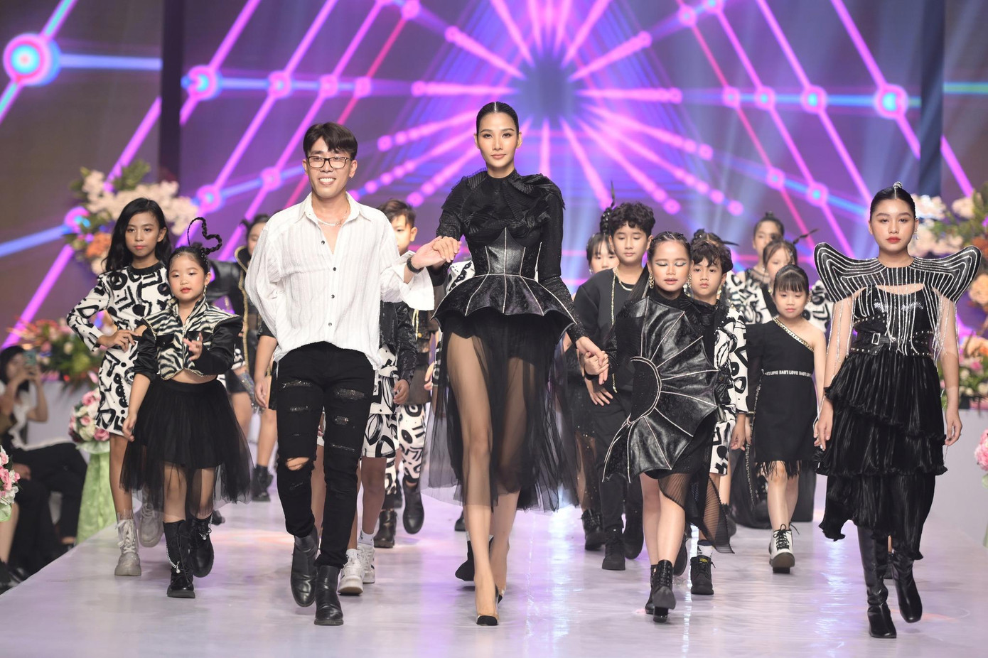 Hoàng Thùy trình diễn cùng các người mẫu nhí trên sàn catwalk. Hoàng Thùy trình diễn cùng các người mẫu nhí trên sàn catwalk.