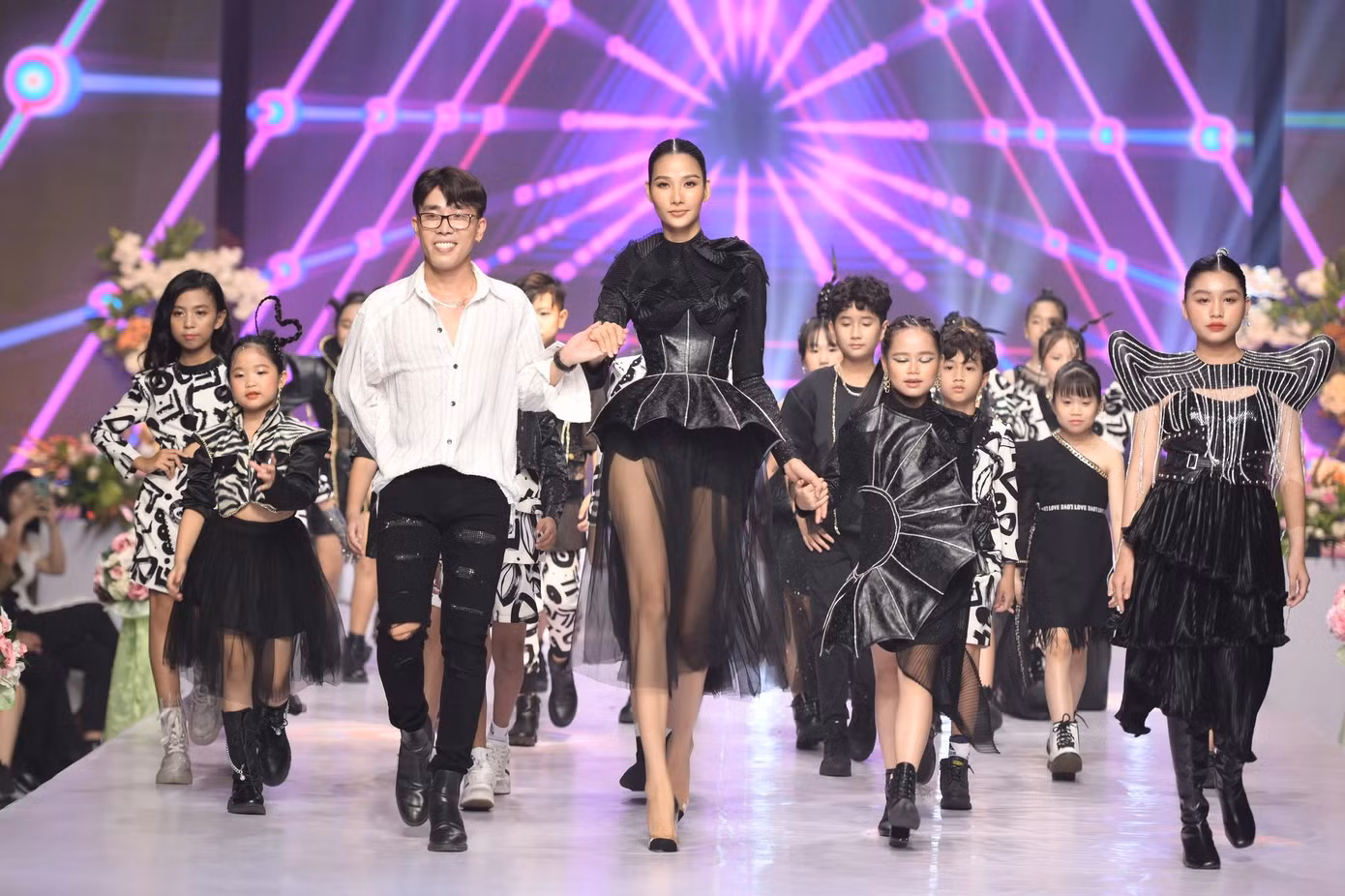 Hoàng Thùy trình diễn cùng các người mẫu nhí trên sàn catwalk.