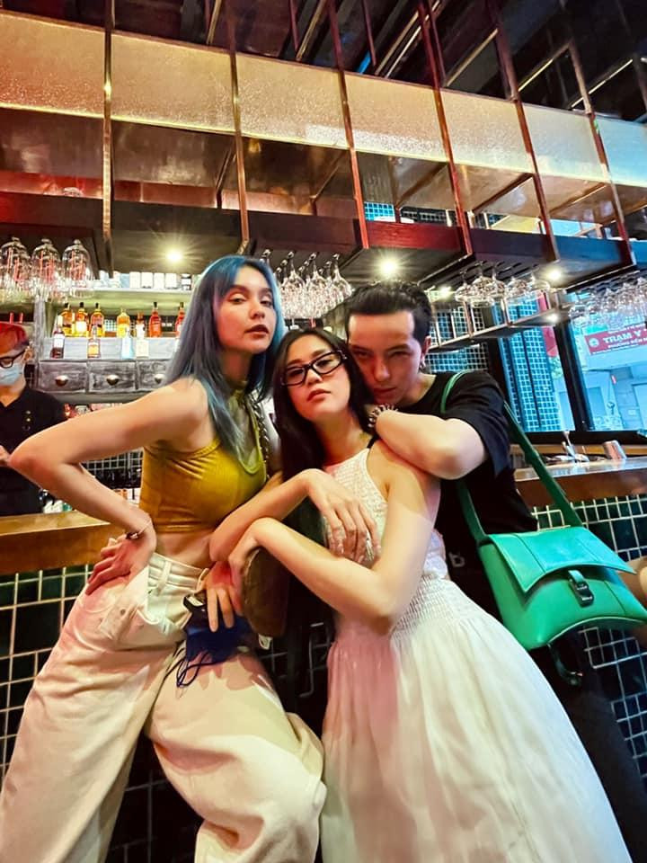 Hội bạn thường xuyên đi chơi cùng nhau, giữ vững tình bạn 10 năm