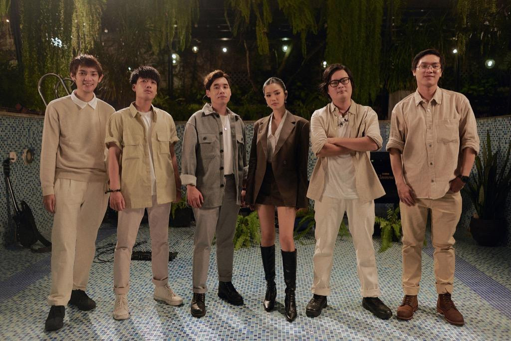 Hoàng Yến Chibi bên cạnh WHEE! Band