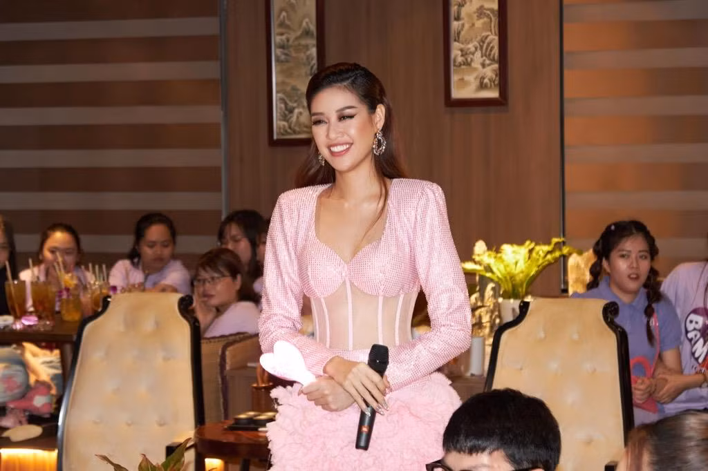 Khánh Vân rạng rỡ, tràn đầy năng lượng khi trò chuyện cùng FC