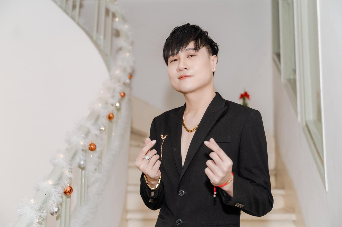 Nhạc sĩ Vương Anh Tú là người đứng sau nhiều bản hit như Anh cứ đi đi, Gặp nhưng không ở lại, Hết thương cạn nhớ, Có tất cả nhưng thiếu anh... Nhạc sĩ Vương Anh Tú là người đứng sau nhiều bản hit như Anh cứ đi đi, Gặp nhưng không ở lại, Hết thương cạn nhớ, Có tất cả nhưng thiếu anh...