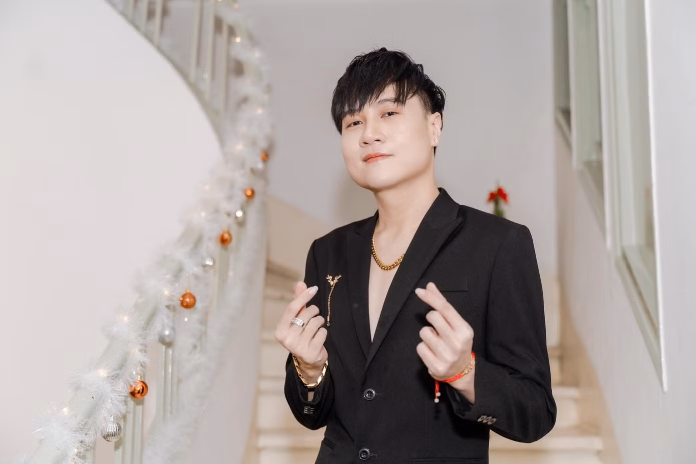 Nhạc sĩ Vương Anh Tú là người đứng sau nhiều bản hit như Anh cứ đi đi, Gặp nhưng không ở lại, Hết thương cạn nhớ, Có tất cả nhưng thiếu anh...