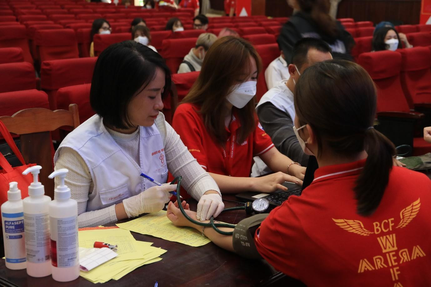 Tình nguyện viên kiểm tra sức khỏe cho người hiến máu tại Nắng Hồng 2022