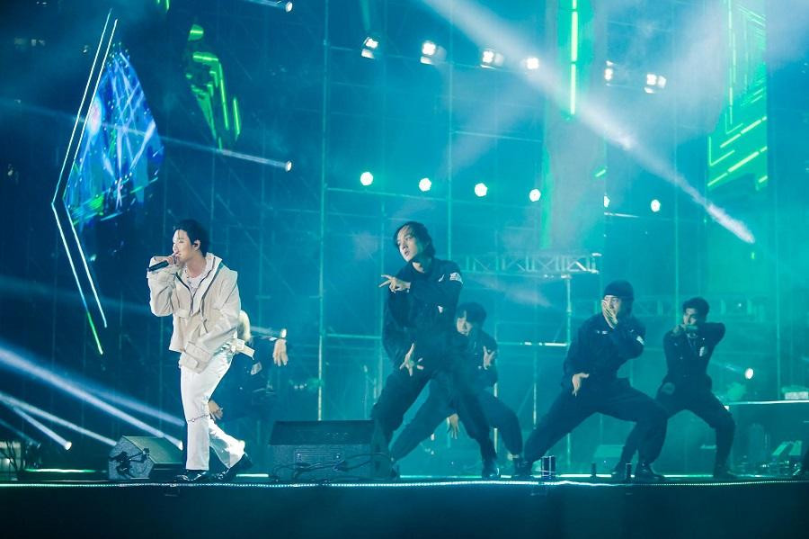 Never let you go và Candy được Dương Domic trình diễn live đầy lôi cuốn