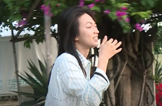 Phương Anh Đào ngại ngùng, né máy quay khi vừa thức dậy